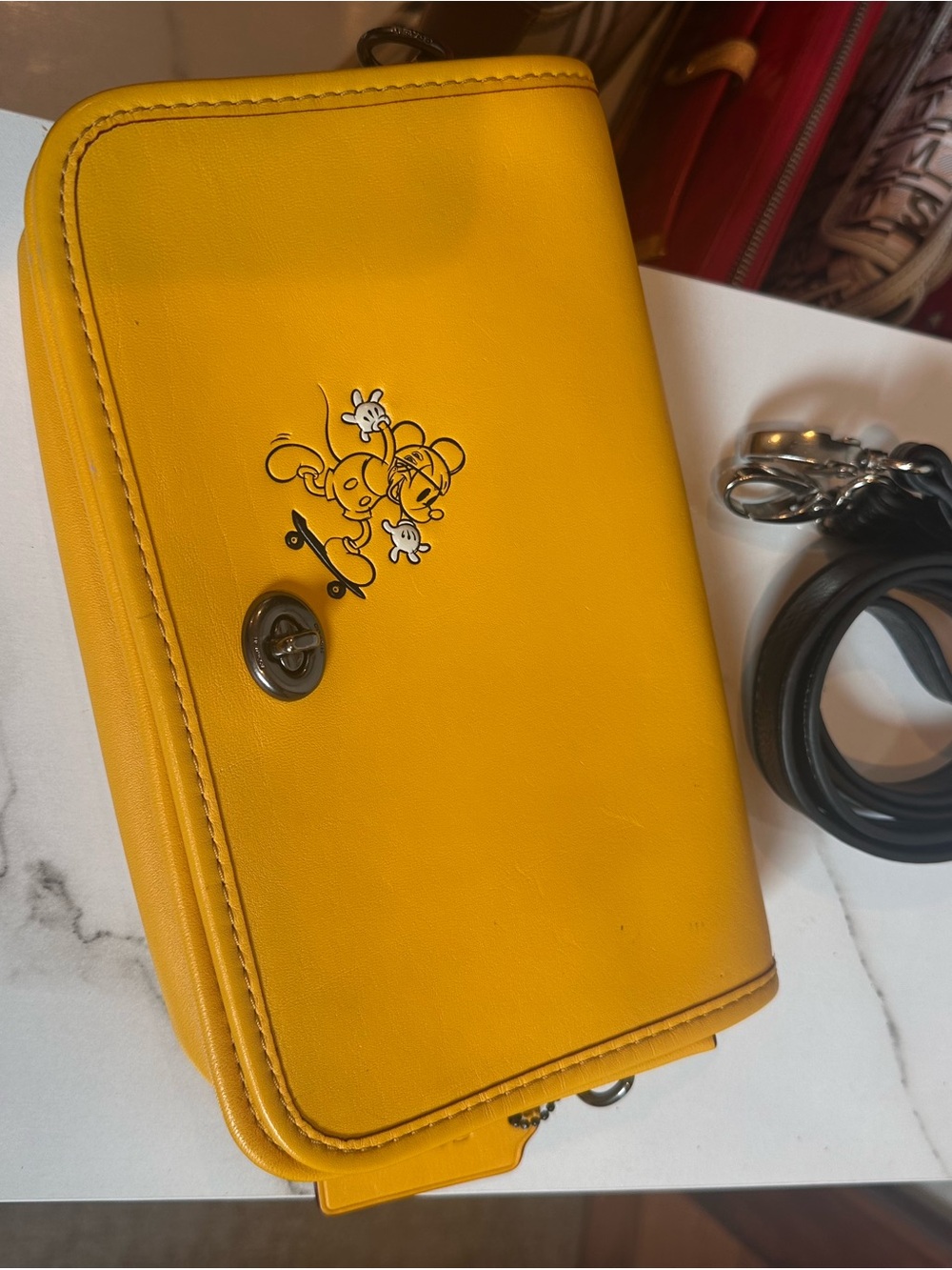 Coach Disney Mickey Mouse
Leather Skateboard Shoulder Bag
Limited Edition
